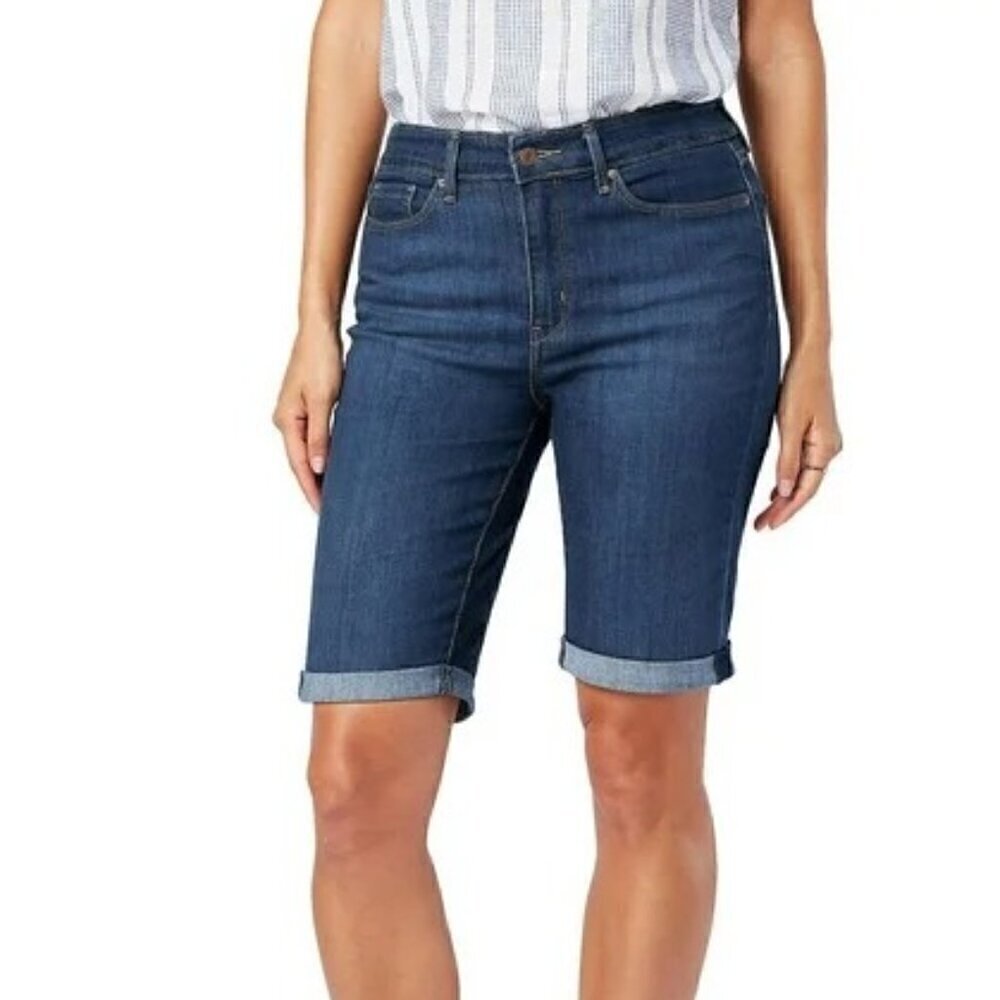 🐈NWT - Signature by Levi Strauss & Co. Mid-Rise Bermuda Shorts